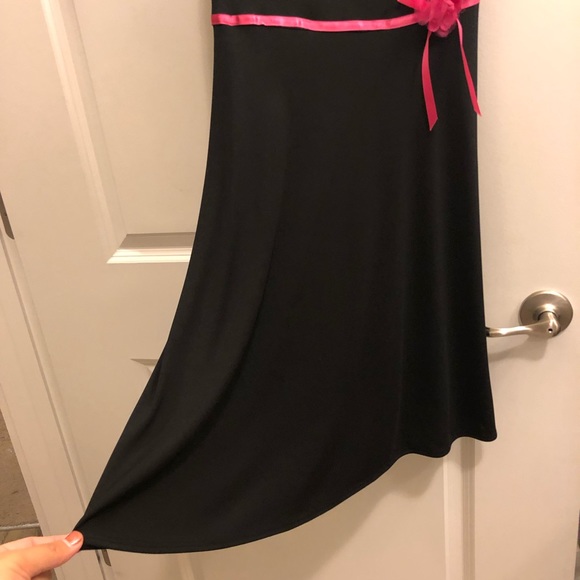 💋Cute Little Black Dress with Pink Flower Detail - Picture 3 of 8